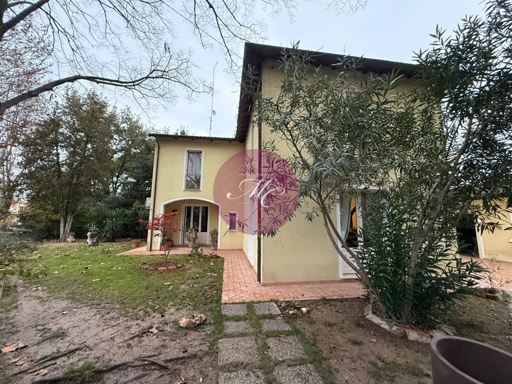 CARRAIE (RA): Bella Casa indipendente su due livelli con ampio giardino di proprietà,