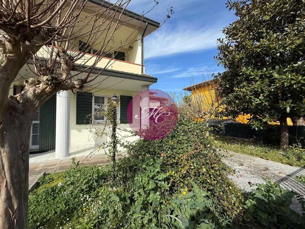 Classe (Ra) -  Villetta Bifamiliare con giardino angolare e tre letto